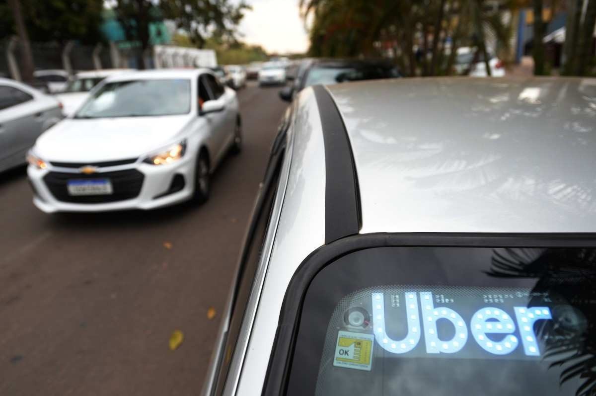Regras para Uber e 99: projeto prevê representação sindical e jornada máxima de 12h por dia