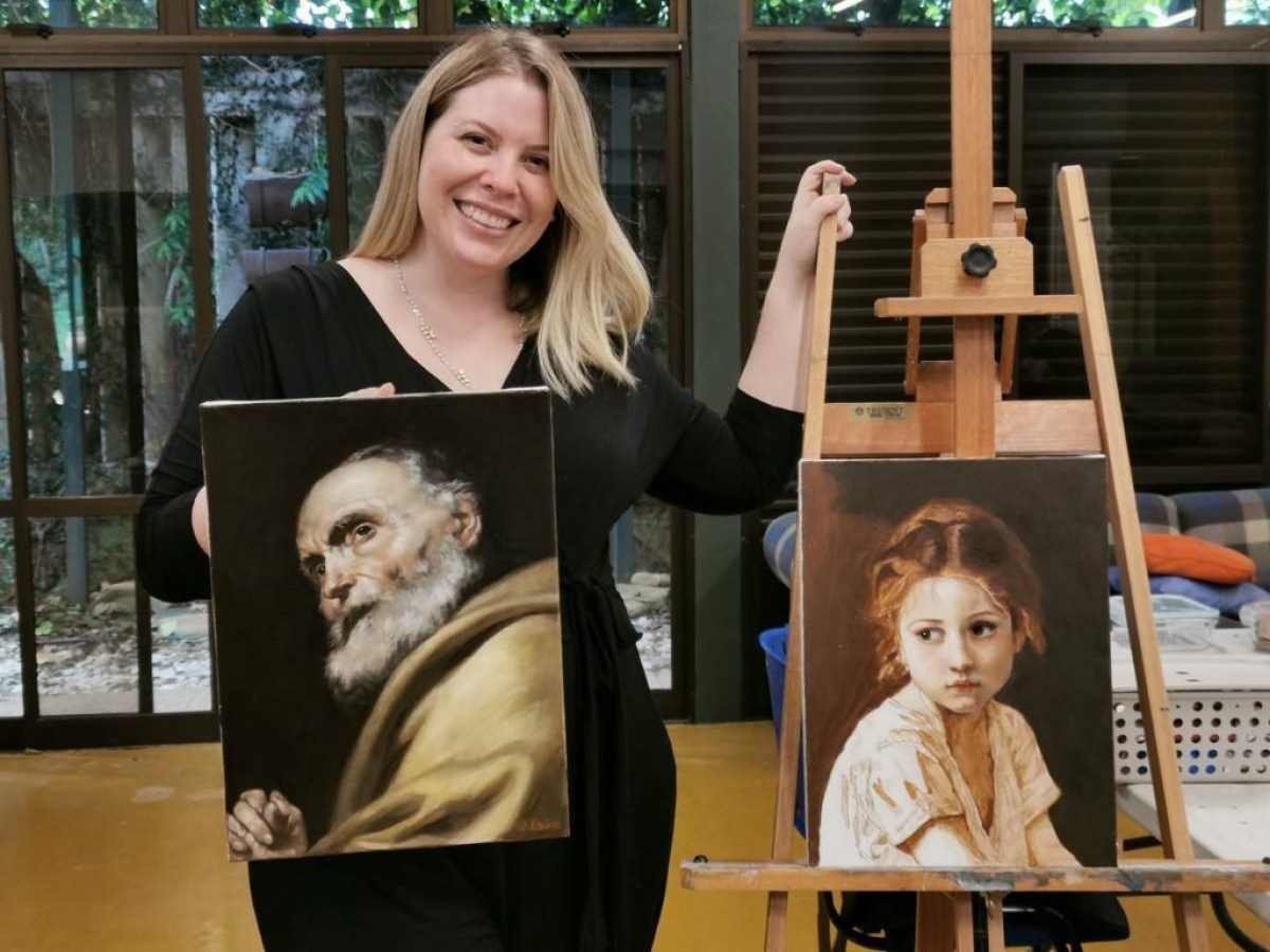 Camila Louise sempre orbitou o mundo das artes, com interesse especial em pintura, tanto que iniciou, em 2017, um curso de desenho realista