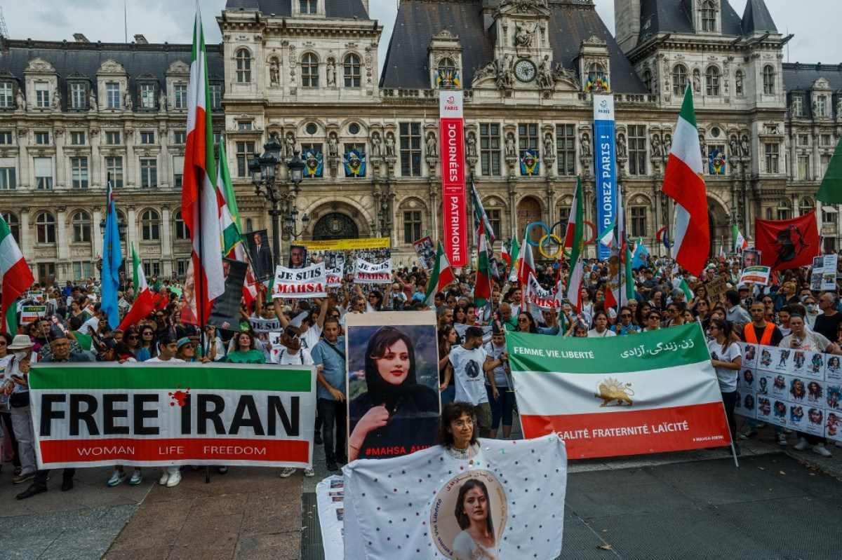 Pai de jovem iraniana morta por violar código de vestimenta é preso no Irã