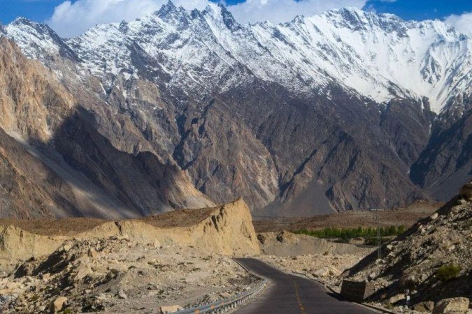 Rodovia Karakoram (KKH) atravessa algumas das paisagens rochosas mais impressionantes do planeta. -  (crédito: Getty)