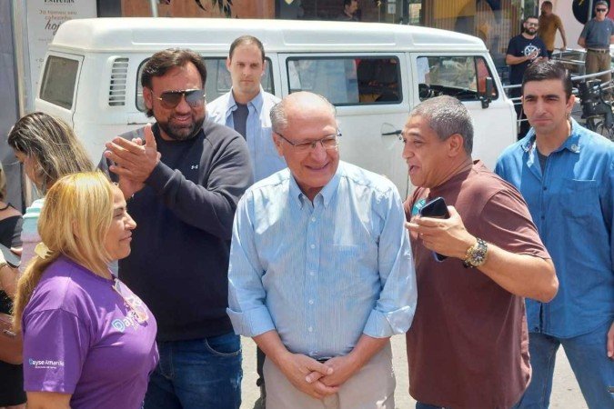 O vice-presidente e ministro do Desenvolvimento, Indústria, Comércio e Serviços, Geraldo Alckmin, participou do aniversário de 29 anos da padaria Cinco Estrelas, no Guará 16/9 - (crédito: Victor Correia/CB/D.A. Press) O vice-presidente e ministro do Desenvolvimento, Indústria, Comércio e Serviços, Geraldo Alckmin, participou do aniversário de 29 anos da padaria Cinco Estrelas, no Guará 16/9 - (crédito: Victor Correia/CB/D.A. Press)