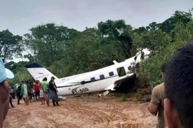 Os 12 ageiros e dois tripulantes morreram na tarde de sábado (16/9), depois do acidente ocorrido em Barcelos, no Amazonas - (crédito: Divulgação) Os 12 ageiros e dois tripulantes morreram na tarde de sábado (16/9), depois do acidente ocorrido em Barcelos, no Amazonas - (crédito: Divulgação)