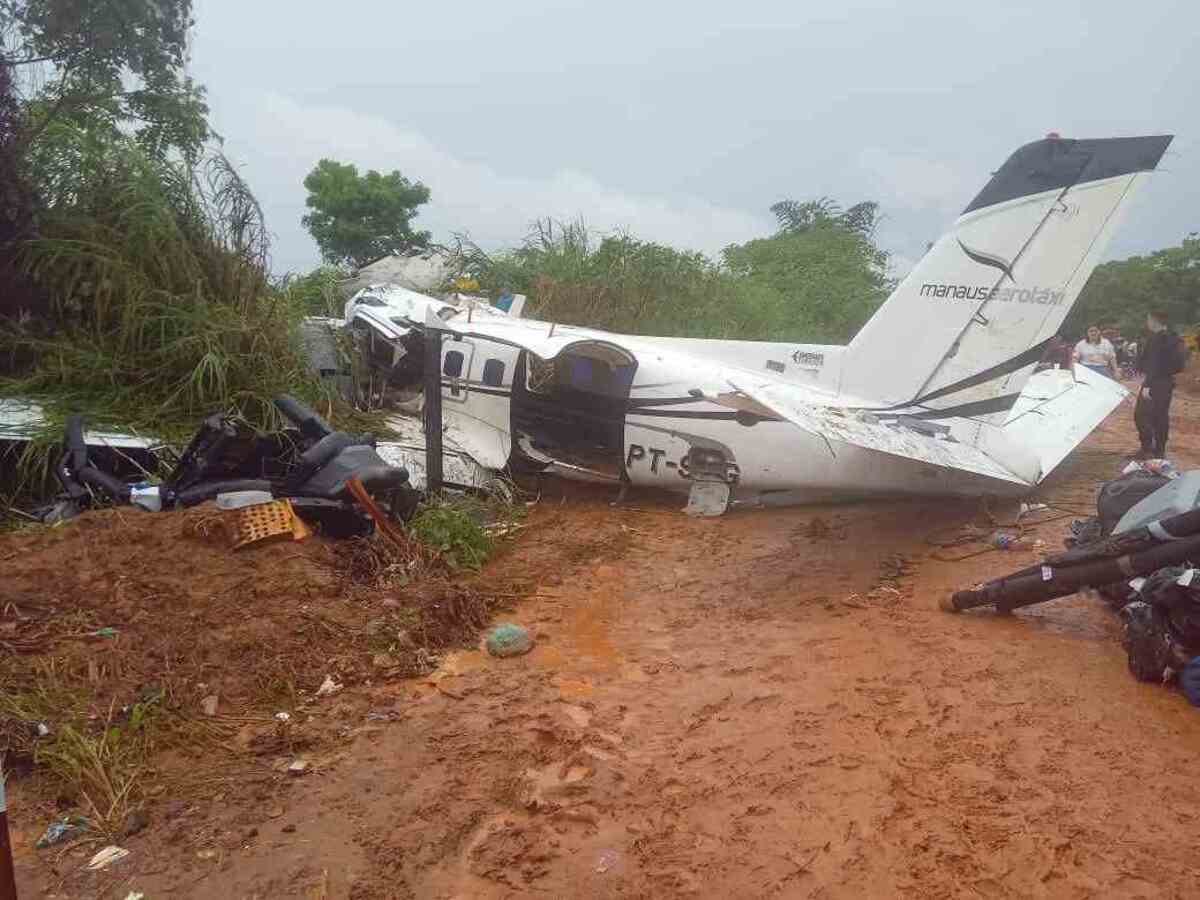 O avião de médio porte se acidentou na hora do pouso, em pista de terra. Causas do acidente serão investigadas pelo Cenipa -  (crédito: Reprodução/X @JefersonCoronel)