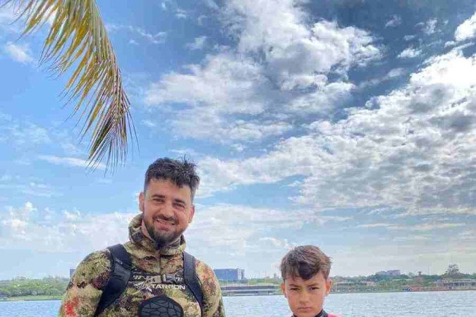 Luidson e o filho Pedro mergulharam no Lago para auxiliar na limpeza