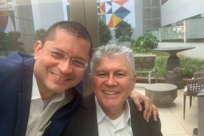 Os médicos cirurgiões Lúcio Lucas, Roland Montenegro - (crédito: Arquivo Pessoal) Os médicos cirurgiões Lúcio Lucas, Roland Montenegro - (crédito: Arquivo Pessoal)