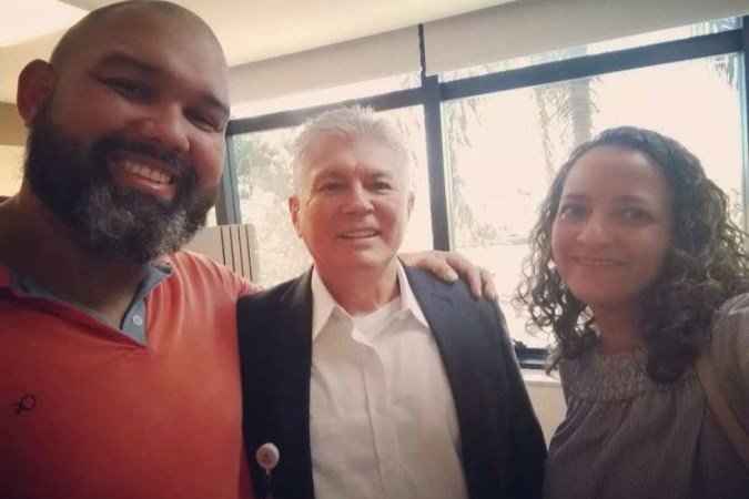 A paciente Sara e o marido, ao lado do médico Roland Montenegro
- (crédito: Reprodução/ Instagram) A paciente Sara e o marido, ao lado do médico Roland Montenegro
- (crédito: Reprodução/ Instagram)