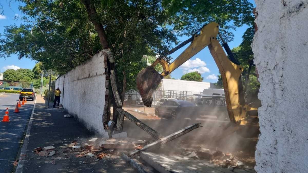 Operação derruba estacionamento irregular em área pública no Lago Sul