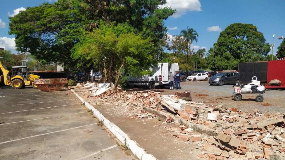  18/09/2023 Crédito: DF Legal/Divulgação. GDF derruba estacionamento irregular que funcionava  atrás do Gilberto Salomão no Lago Sul