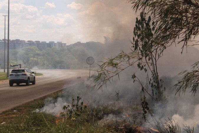 Período é de alerta em relação a queimadas e qualquer ato que leve a incêndios por parte da população. Tempo seco deve ir até domingo - (crédito: Kayo Magalhães/CB/D.A Press) Período é de alerta em relação a queimadas e qualquer ato que leve a incêndios por parte da população. Tempo seco deve ir até domingo - (crédito: Kayo Magalhães/CB/D.A Press)