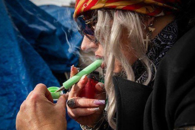 Mulher fumando fentanil em rua de Los Angeles, Estados Unidos - (crédito: Getty Images) Mulher fumando fentanil em rua de Los Angeles, Estados Unidos - (crédito: Getty Images)