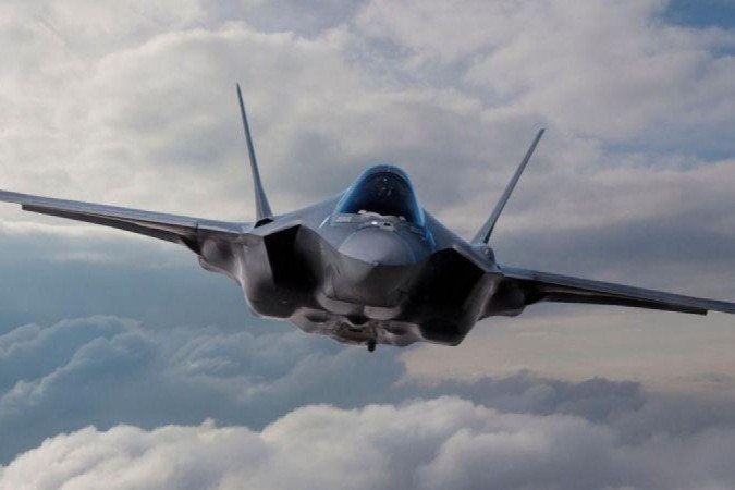 O F-35, visto nesta foto de arquivo, é um dos caças mais avançados do mundo e custa US$ 100 milhões -  (crédito: PA MEDIA)