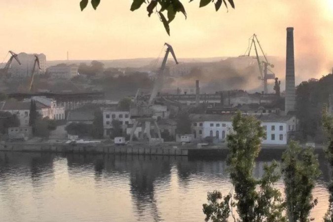 Fumaça de o que se acredita ter sido ataque ucraniano contra navio russo em Sevastopol, na Crimeia; é um dos indícios de ofensiva maior da Ucrânia nessa península - (crédito: Reuters) Fumaça de o que se acredita ter sido ataque ucraniano contra navio russo em Sevastopol, na Crimeia; é um dos indícios de ofensiva maior da Ucrânia nessa península - (crédito: Reuters)