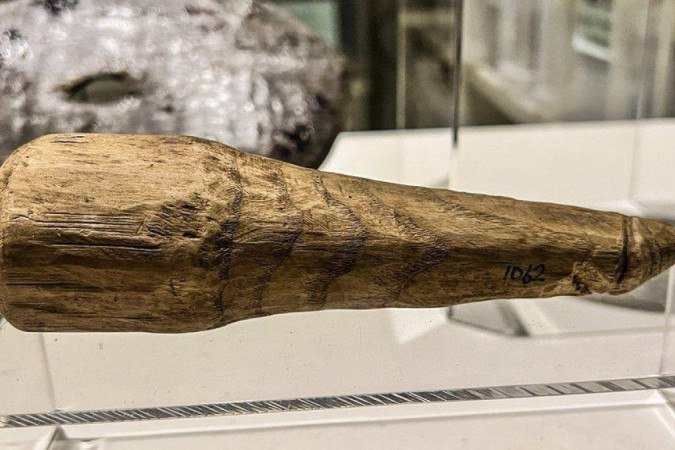 O objeto de madeira foi encontrado entre dezenas de sapatos e outros órios em uma vala - (crédito: THE VINDOLANDA TRUST) O objeto de madeira foi encontrado entre dezenas de sapatos e outros órios em uma vala - (crédito: THE VINDOLANDA TRUST)