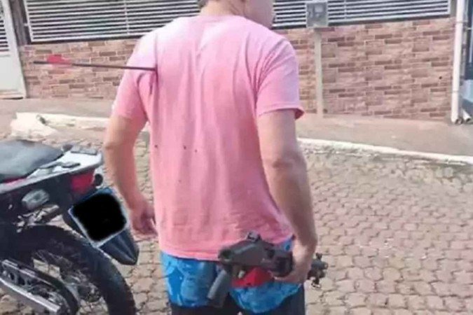 Mesmo ferido, vítima atirou contra agressor, que conseguiu fugir - (crédito: Reprodução/Redes sociais) Mesmo ferido, vítima atirou contra agressor, que conseguiu fugir - (crédito: Reprodução/Redes sociais)
