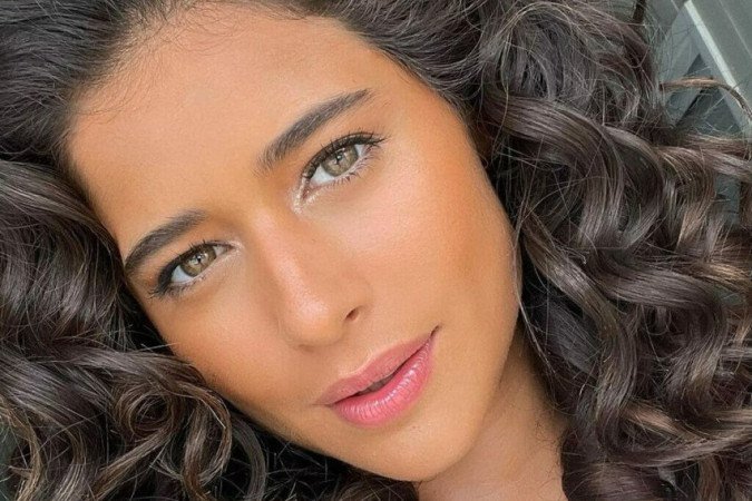 Isadora Cruz exibe beleza natural e corpo esbelto ao posar de biquíni branco -  (crédito: Reprodução/Instagram @isadoracruz)