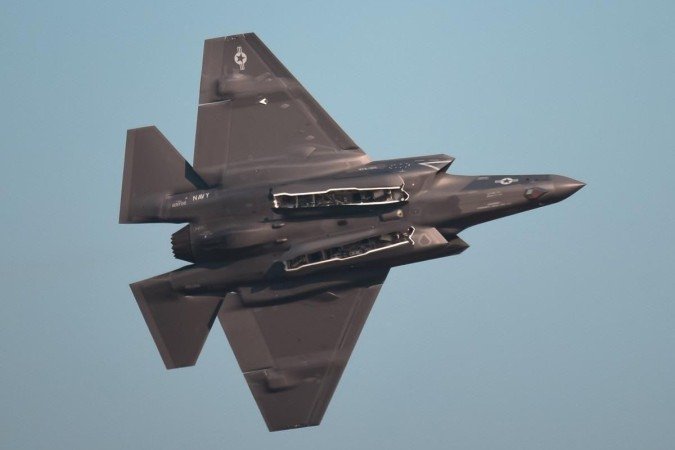 Imagem ilustrativa de um caça. Exército americano pede ajuda da população para localizar caça desaparecido
 -  (crédito: Unsplash/ Jovian Kan)