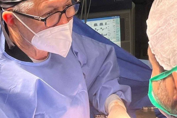 Roland dando orientações ao colega Luciano Olival. Ele criou uma técnica inovadora que diminui complicações em cirurgias do pâncreas - (crédito: Arquivo pessoal) Roland dando orientações ao colega Luciano Olival. Ele criou uma técnica inovadora que diminui complicações em cirurgias do pâncreas - (crédito: Arquivo pessoal)