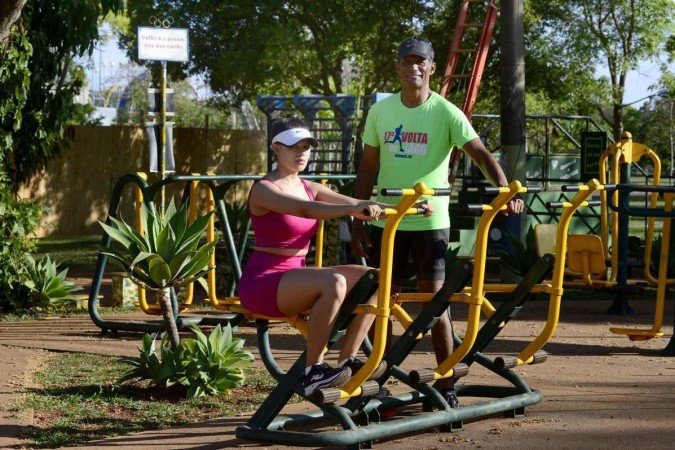  Júlio Cesar e Lorena se hidratam para minimizar os efeitos do calor