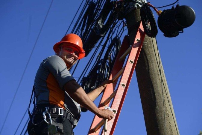  19/09/2023 Crédito: Marcelo Ferreira/CB/D.A Press. Brasil. Brasília - DF - Onda de Calor em Brasília, trabalhadores que atuam na rua enfrentam o calor. João Paulo da Silva Barbosa, técnico em instalação de telecomunicações