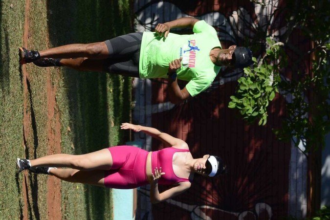  19/09/2023 Cr..dito: Marcelo Ferreira/CB/D.A Press. Brasil. Bras..lia - DF - Onda de Calor em Bras..lia, trabalhadores que atuam na rua enfrentam o calor. Julio Cesar, personal trainer com a aluna Lorena Prades.
    