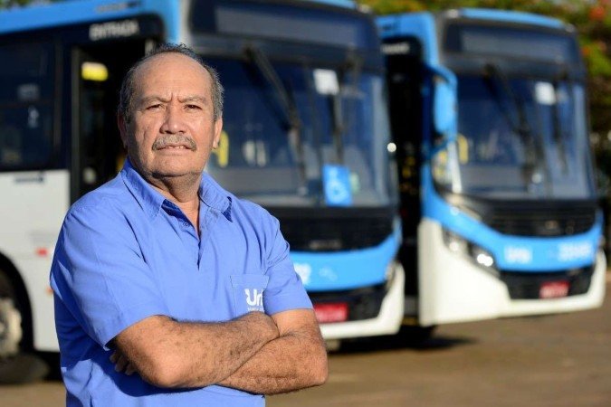  19/09/2023 Crédito: Marcelo Ferreira/CB/D.A Press. Brasil. Brasília - DF - Onda de Calor em Brasília, trabalhadores que atuam na rua enfrentam o calor. Antônio Vicente, motorista de ônibus.