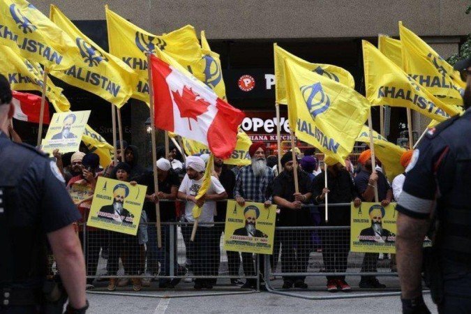 Manifestantes separatistas sikhs protestaram em frente ao Consulado Indiano em Toronto em julho - (crédito: Getty Images) Manifestantes separatistas sikhs protestaram em frente ao Consulado Indiano em Toronto em julho - (crédito: Getty Images)