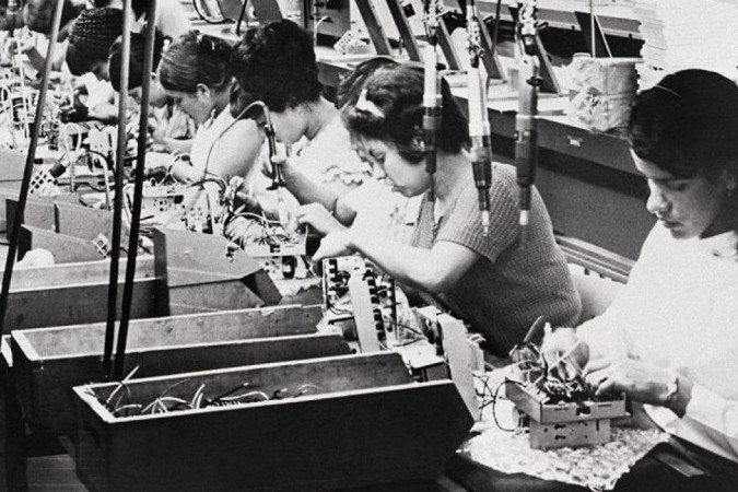 Mulheres trabalham em fábrica em Porto Rico: na década de 1950, pesquisa em grande escala na ilha testou a pílula anticoncepcional em mulheres pobres - (crédito: Getty Images) Mulheres trabalham em fábrica em Porto Rico: na década de 1950, pesquisa em grande escala na ilha testou a pílula anticoncepcional em mulheres pobres - (crédito: Getty Images)