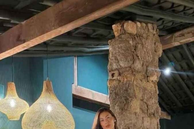 Peças fluidas e com cores fortes estarão em alta nestes dias mais quentes