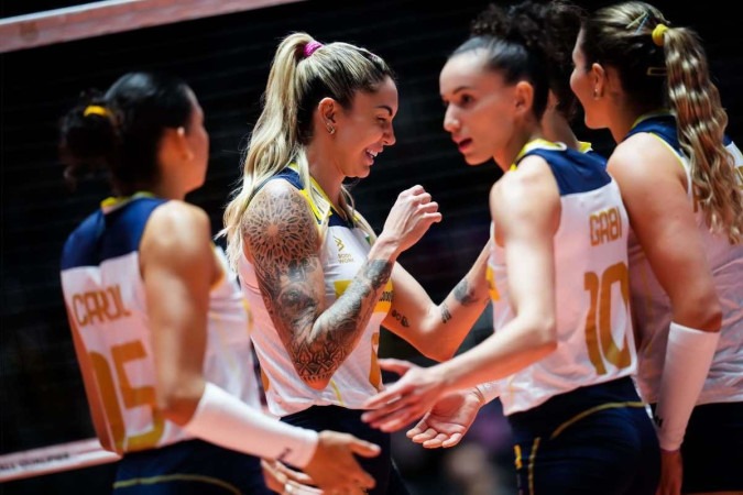 Jogadoras da Seleção Brasileira comemoram um dos pontos precisos da vitória sofrida sobre a Bulgária, pelo torneio Pré-Olímpico, em Tóquio, no Japão -  (crédito: Divulgação/FIVB)