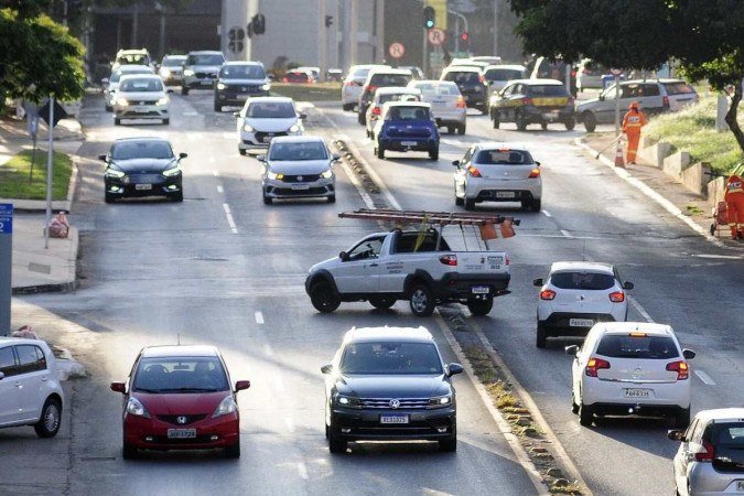 No Setor Comercial Sul, motorista faz  retorno proibido