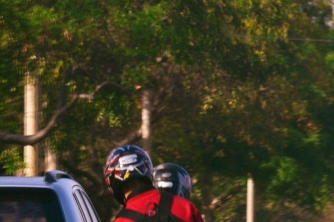 Garupa na moto tampa a placa quando está passando pelo pardal