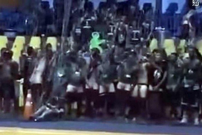 Segundo a faculdade, sete alunos identificados no ato durante a partida de vôlei foram expulsos da instituição - (crédito: Reprodução YouTube) Segundo a faculdade, sete alunos identificados no ato durante a partida de vôlei foram expulsos da instituição - (crédito: Reprodução YouTube)