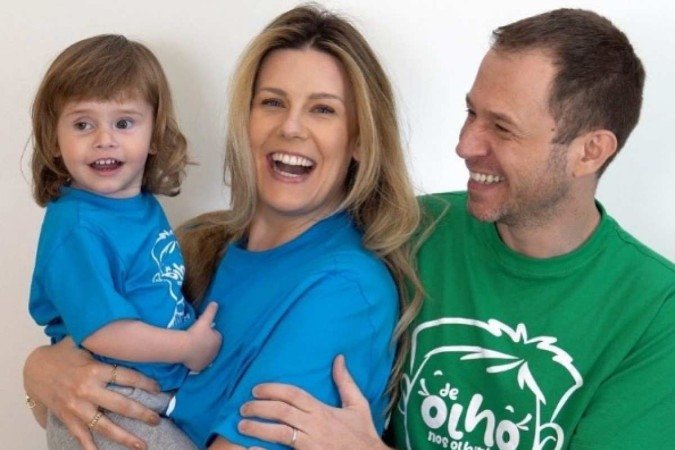 Tiago Leifert e a mulher, Daiana Garbin, iniciaram uma nova fase da campanha De Olho nos Olhinhos, que busca conscientizar pais sobre o retinoblastoma - (crédito: Reprodução instagram @tiagoleifert) Tiago Leifert e a mulher, Daiana Garbin, iniciaram uma nova fase da campanha De Olho nos Olhinhos, que busca conscientizar pais sobre o retinoblastoma - (crédito: Reprodução instagram @tiagoleifert)