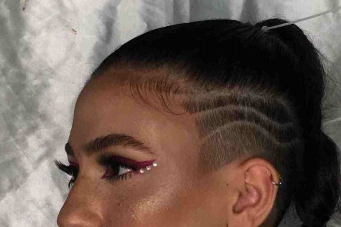 Maquiagem com strass feita por Júlia Fernandes em uma cliente 