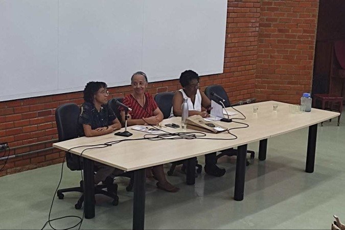  Deborah Oliveira, Dione Oliveira Moura e Letícia Bispo em palestra da Festa do Livro da Editora UnB