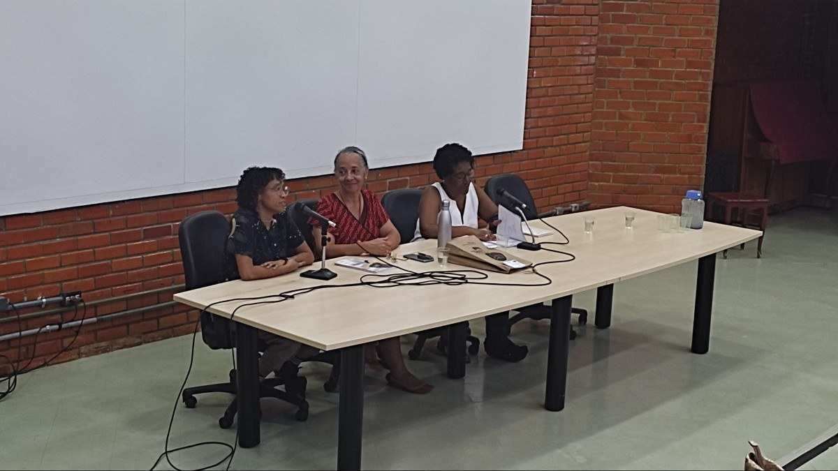 Dione Oliveira Moura, Deborah Oliveira Moura e Let&iacute;cia Bispo em palestra da Festa do Livro da Editora UnB