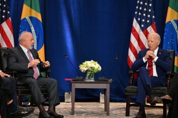 Lula e Biden conversaram por telefone, e o americano destacou a importância do Brasil para preservar florestas e combater a mudança climática -  (crédito:  AFP)