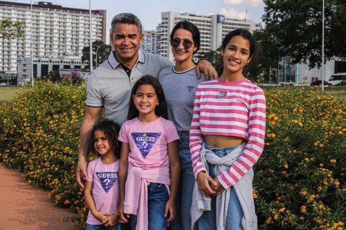 Os venezuelanos Heribelto Guaiquirian e Katuska Morales com suas filhas Maria Gabriela, Herika e Liz, em visita a Brasília - (crédito: Kayo Magalhães/CB/D.A Press) Os venezuelanos Heribelto Guaiquirian e Katuska Morales com suas filhas Maria Gabriela, Herika e Liz, em visita a Brasília - (crédito: Kayo Magalhães/CB/D.A Press)