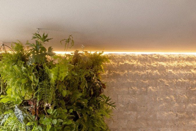 O espaço de Varandas de Sauípe, por Angela Feitoza, incorpora elementos na natureza e as paredes revestidas de pedra evocam a textura da areia da praia 