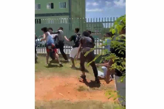 Estudantes de escola do Riacho Fundo 1 brigam na saída do colégio - (crédito: Reprodução/Redes sociais) Estudantes de escola do Riacho Fundo 1 brigam na saída do colégio - (crédito: Reprodução/Redes sociais)