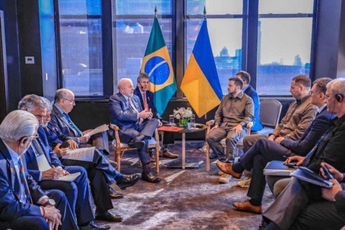 Lula e Zelensky conversam, acompanhados pelos chanceleres, Mauro Vieira (E) e Dmytro Kuleba (D), em hotel de Nova York  -  (crédito: Ricardo Stuckert)