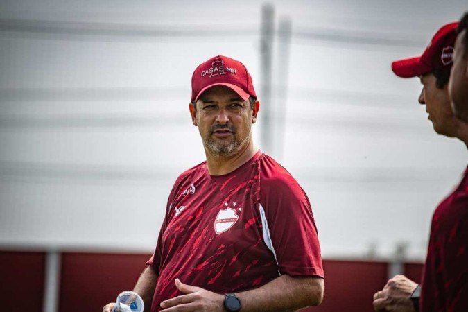 Passagem curta de Marquinhos Santos pelo Vila Nova durou oito partidas, com menos de 50% de aproveitamento -  (crédito: Roberto Corrêa/Vila Nova)