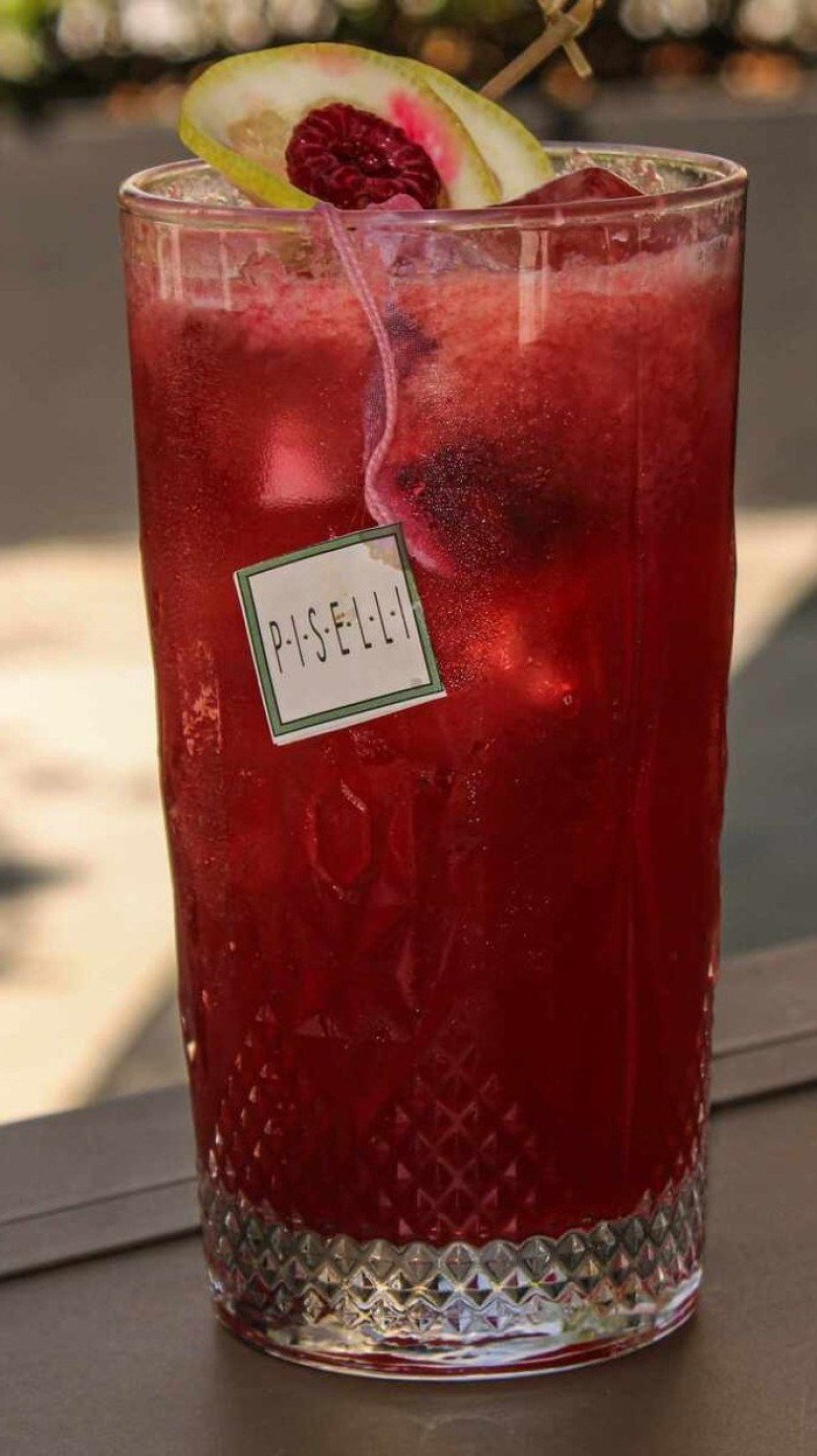  20/09/2023 Cr&eacute;dito: Kayo Magalh&atilde;es/CB/D.A Press. Brasilia - DF. Gastronomia. Tortelli de zucca e fiori,com drink fruit garden (vermelho) e lemon fresh (amarelo) do restaurante Piselli Bras&iacute;lia.  -  (crédito:  Kayo Magalh&atilde;es/CB/D.A Press)