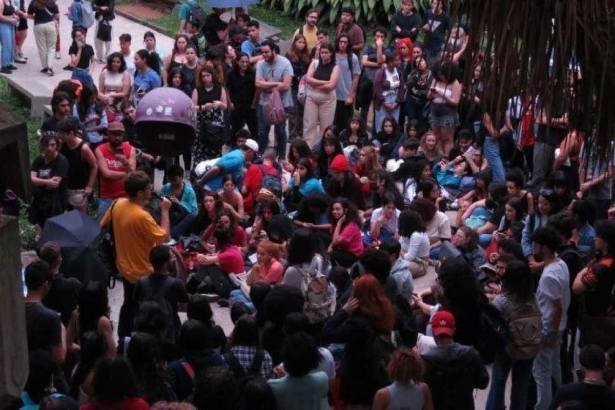Professores da Faculdade de Letras da USP aderem à greve dos alunos