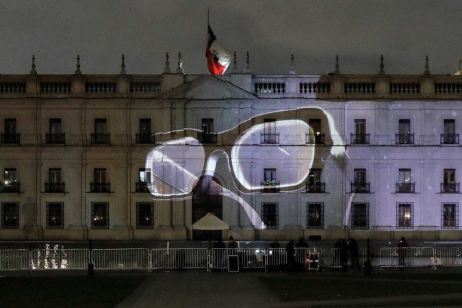 A imagem dos óculos usados por Salvador Allende refletida na fachada do Palácio de La Moneda 