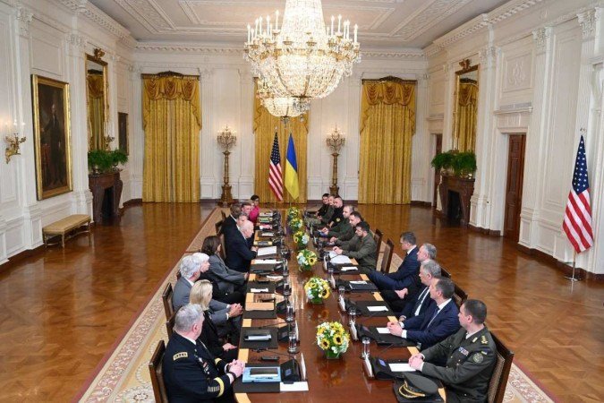 Os dois presidentes e os respectivos assessores participam de reunião bilateral, no Salão Leste da Casa Branca 