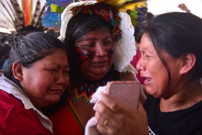 Indígenas choram após a vitória: tese estabelecia que a população originária só poderia reivindicar as terras que estivesse ocupando em 1988 -  (crédito: Ed Alves/CB/D.A Press)