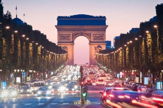 As autoridades francesas reduziram a intensidade da iluminação pública em dezembro de 2022 para evitar apagões -  (crédito: Getty Images)