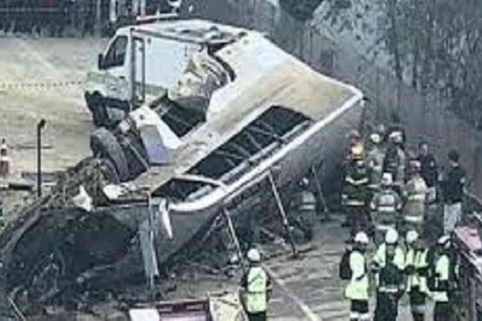 Ônibus capotou numa curva e estaria em alta velocidade - (crédito: Reprodução/Redes Sociais) Ônibus capotou numa curva e estaria em alta velocidade - (crédito: Reprodução/Redes Sociais)