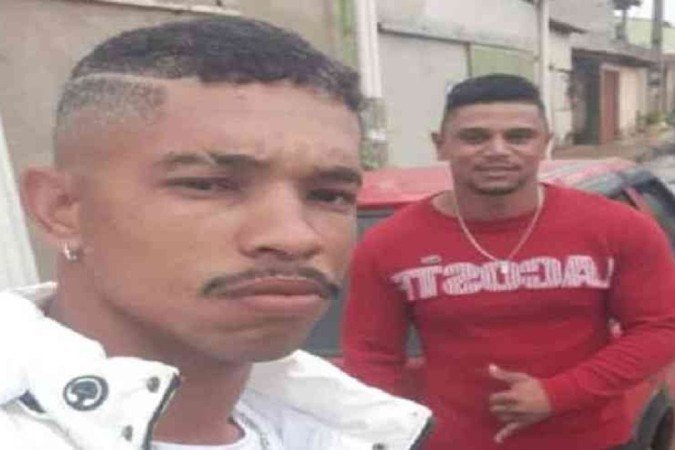 Os irmãos Alessandro e Esley foram baleados na porta de casa e morreram no hospital de Paracatu - (crédito: Reprodução/Redes sociais) Os irmãos Alessandro e Esley foram baleados na porta de casa e morreram no hospital de Paracatu - (crédito: Reprodução/Redes sociais)